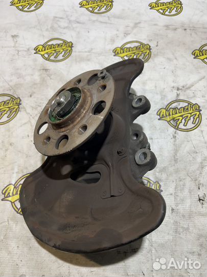 Кулак поворотный левый Mercedes W204