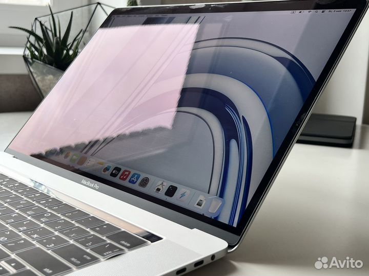 MacBook Pro 15” 2019 Core i7, 16GB RAM, AMD 555