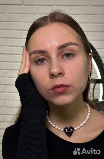 Модель на брови