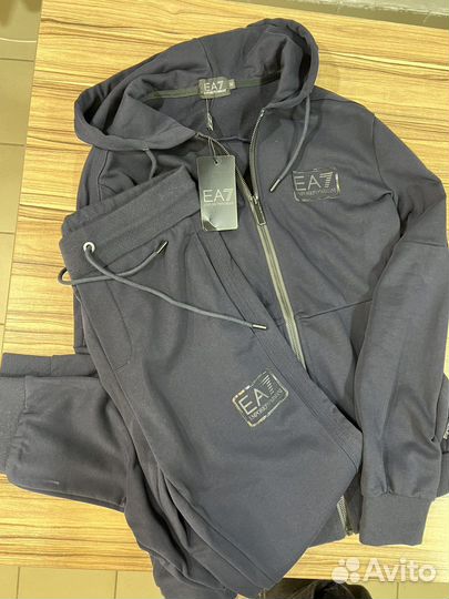 Спортивный костюм мужской EA7