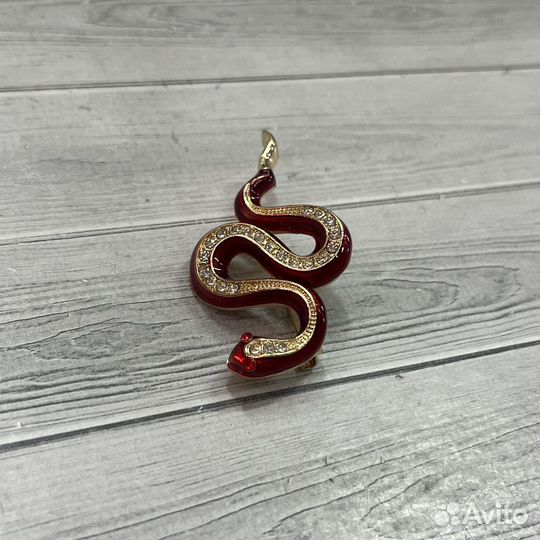 Брошь змея красная