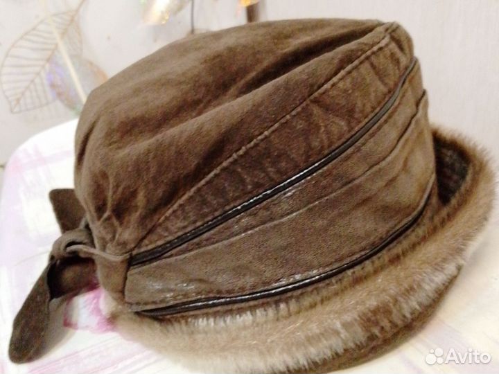 Зимняя женская шапка из замша на меху