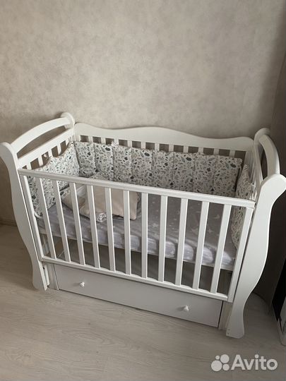 Детская кроватка с маятником и ящиком