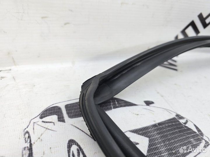 Уплотнитель стекла двери передний левый Toyota