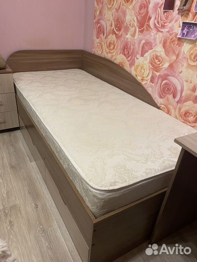 Компьютерный стол и кровать с матрасом