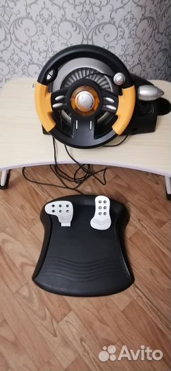 Игровой руль с педалями