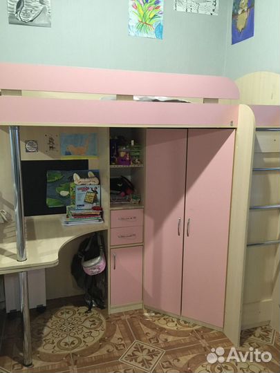 Детская кровать чердак со столом и шкафом