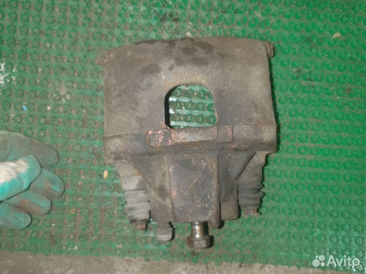 Суппорт тормозной передний Крайслер Вояджер 3
