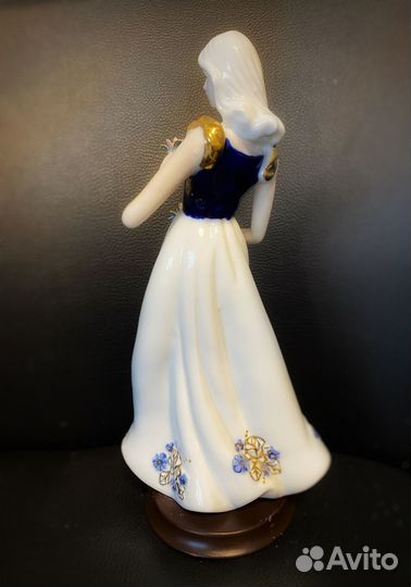 Статуэтка фарфоровая девушка с цветами бронь