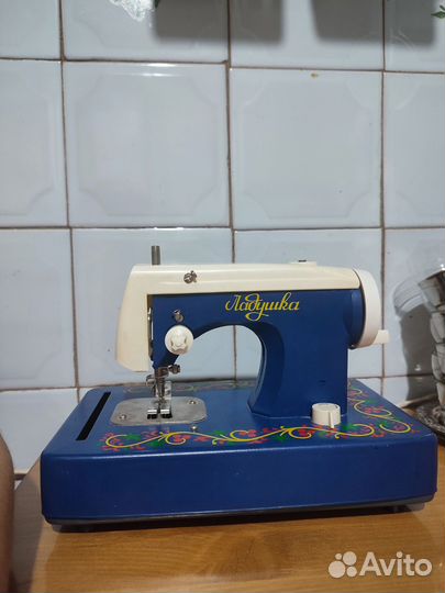 Швейная машина Ладушка