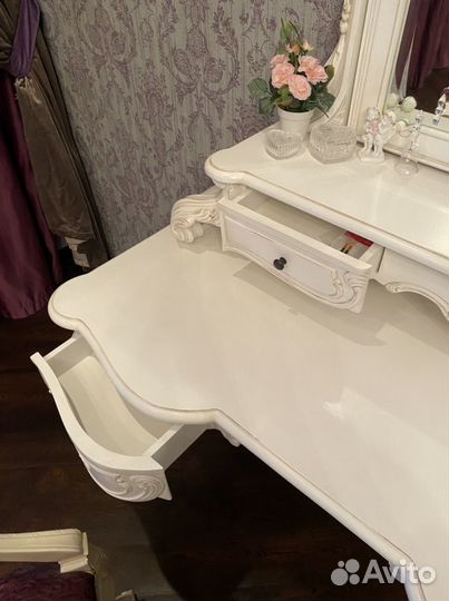 Туалетный столик с зеркалом