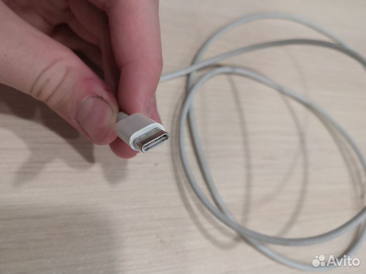 Провод на iPhone