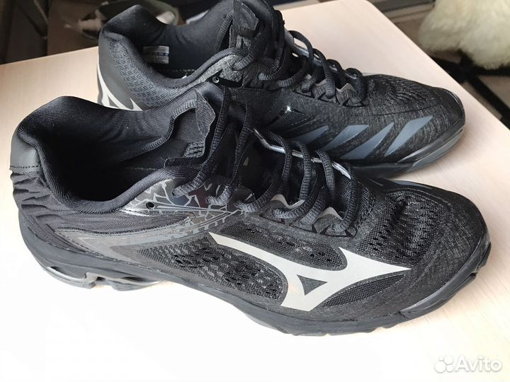 Mizuno wave lightning z5