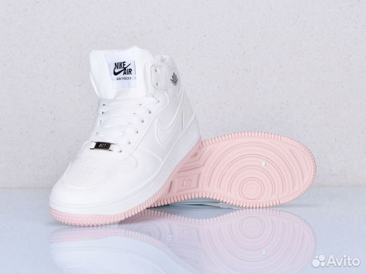Кроссовки Nike Air Jordan 1 меняют цвет