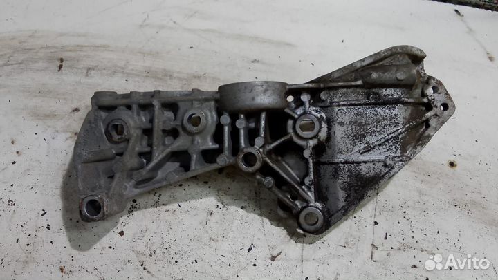 Кронштейн генератора Renault Megane 3