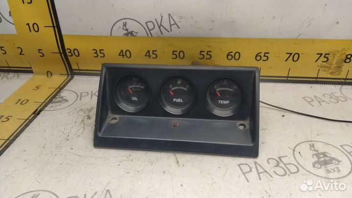 Дополнительная панель приборов Isuzu Trooper 1991