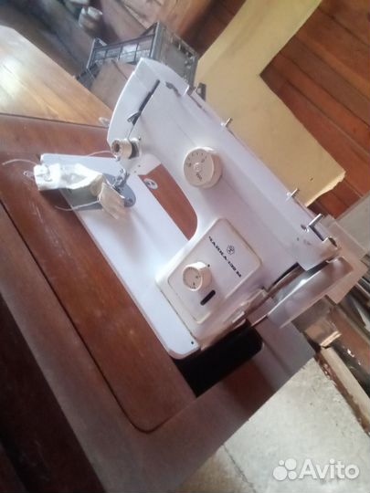 Швейная машинка Чайка 132м с тумбой ножная