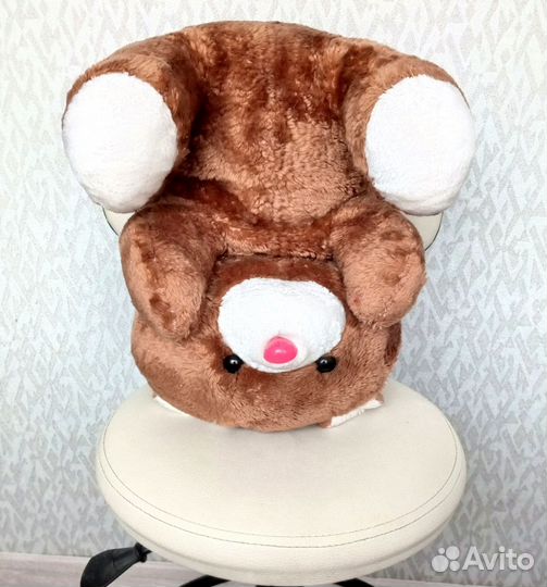 Большой плюшевый медвежонок