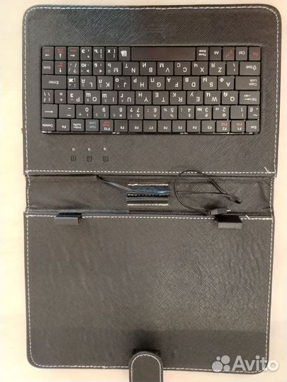Чехол - книжка с клавиатурой планшет