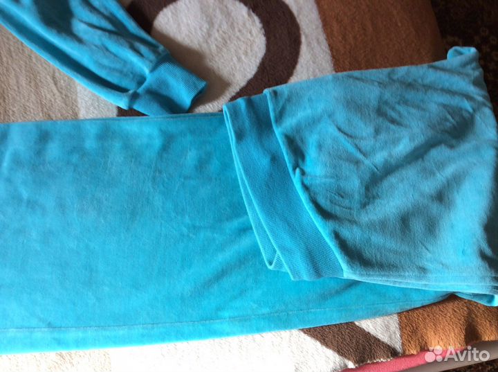 Очень красивый спортивный костюм из велюра