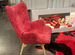Ди�зайнерское красное кресло, новое, ножки дерево