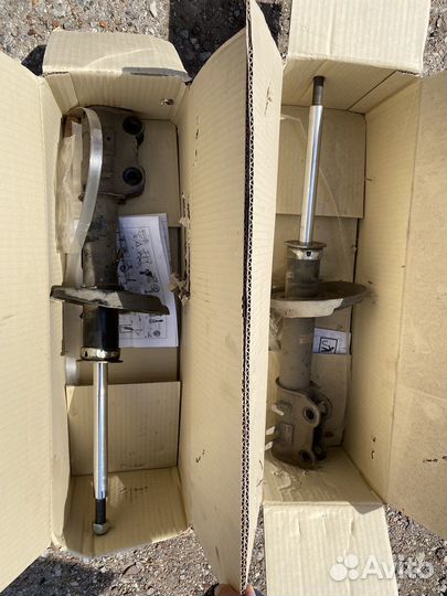 Стойки амортизатора передние Шевроле Кобальт,Равон