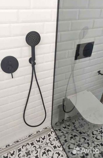 Раздвижная душевая перегородка из стекла