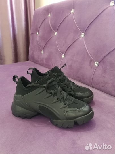 Кроссовки женские