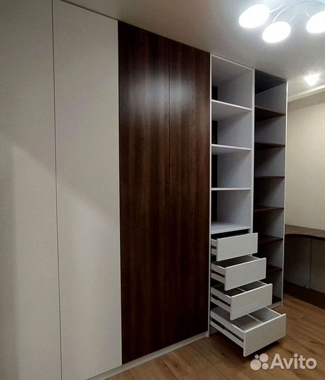 Шкаф для одежды распашной