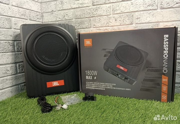 Активный сабвуфер JBL под сиденье