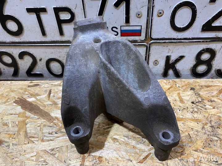 Кронштейн двигателя Audi A5 купе 2.0 2010