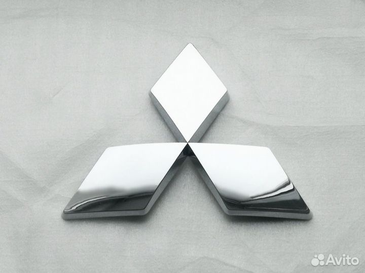 Эмблема решётки на Mitsubishi Outlander, Pajro