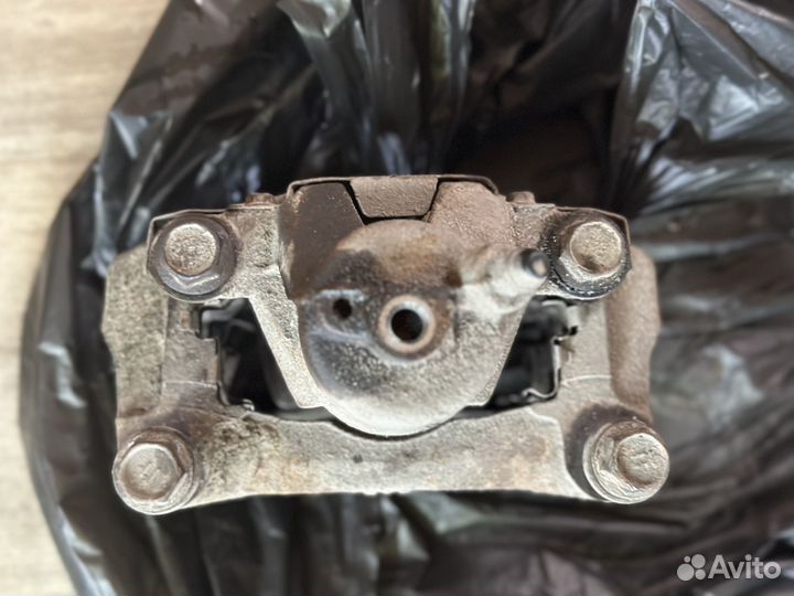 Суппорт задний левый land cruiser200/sequoia/LX570