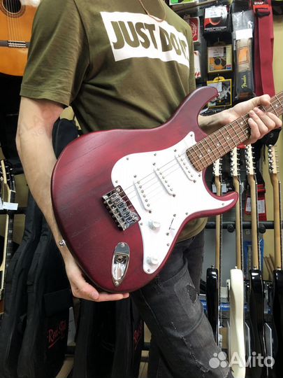 Электрогитара Cort красная новая + ремень