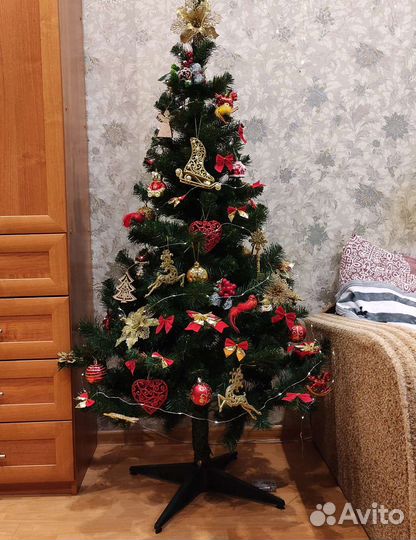 Елка искусственная, венок, игрушки на ёлку