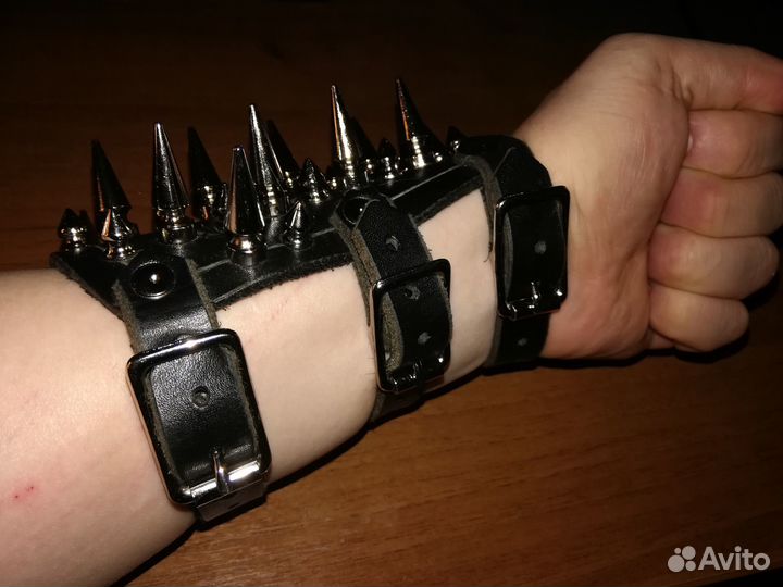 Напульсник для хардкор металлиста