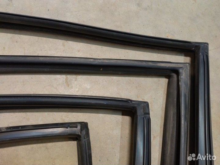 Уплотнитель стекла двери Nissan Skyline V35 VQ25DD