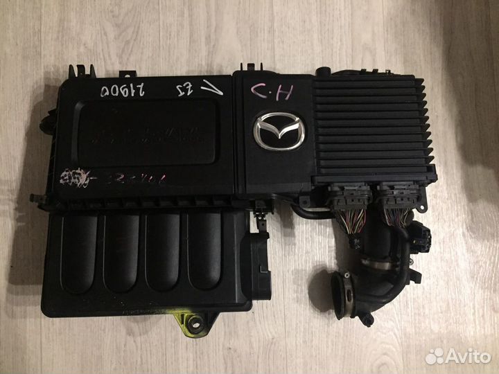 Крышка двигателя Mazda Demio