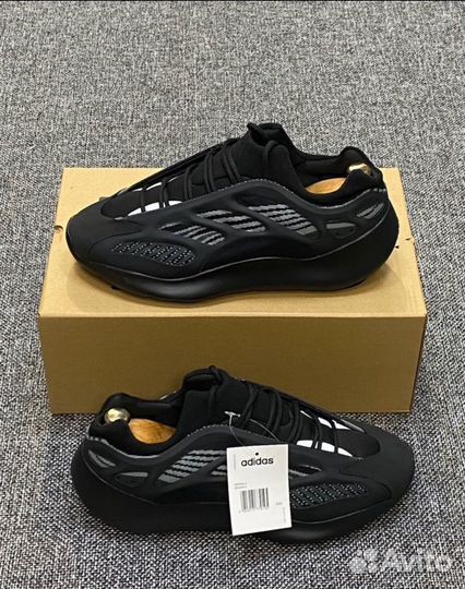 Мужские кроссовки Adidas YeezY Boost 700V3