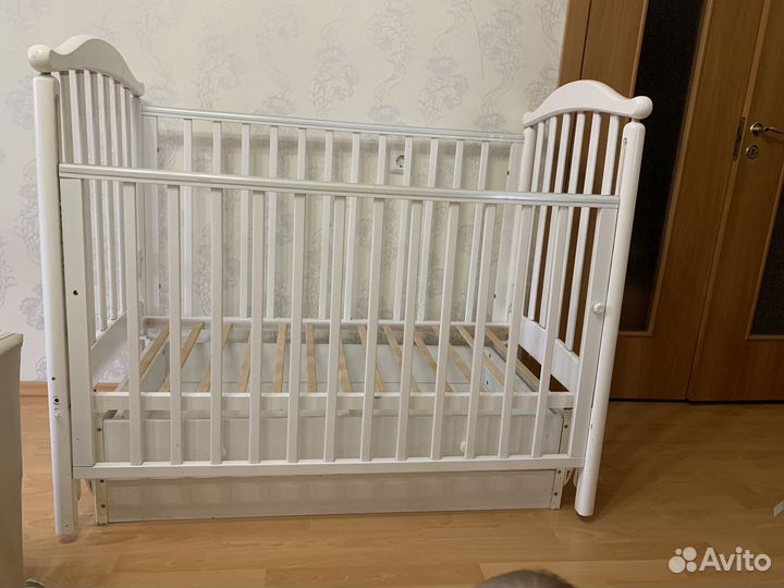 Детская кроватка с маятником и ящиком