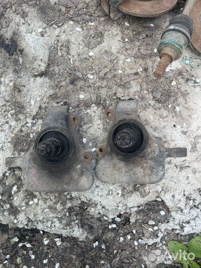 Кулак поворотный левый chevrolet blazer s15