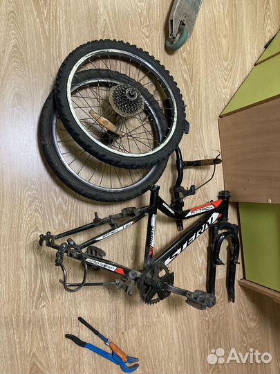 Рама и колеса и руль и педали и вилка и подножка