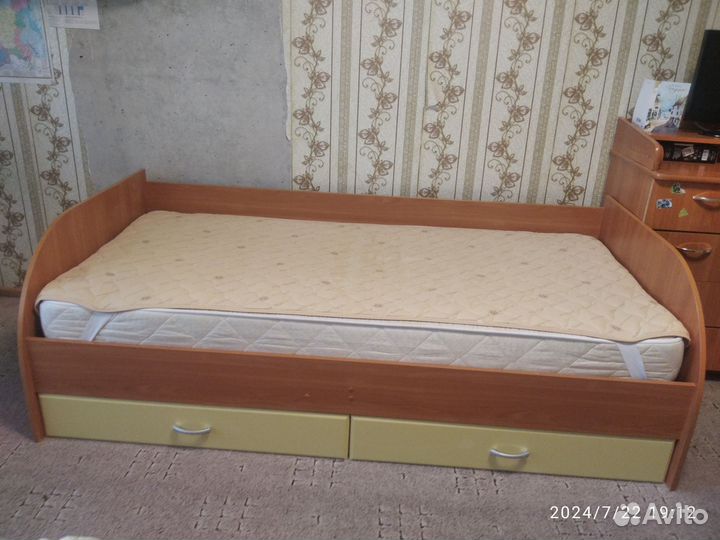 Кровать с матрасом