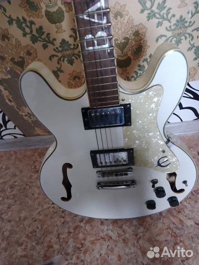 Полуакустическая электрогитара