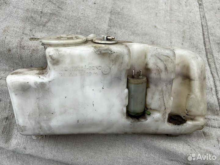 Бачок омывателя Mercedes W126