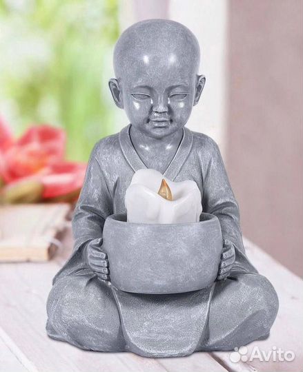 Будда с бусами молящийся