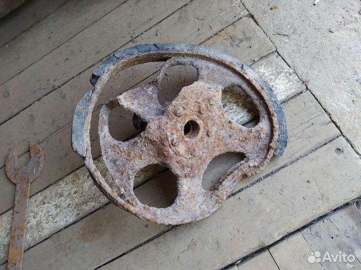 Трак и колесо от немецкой техники