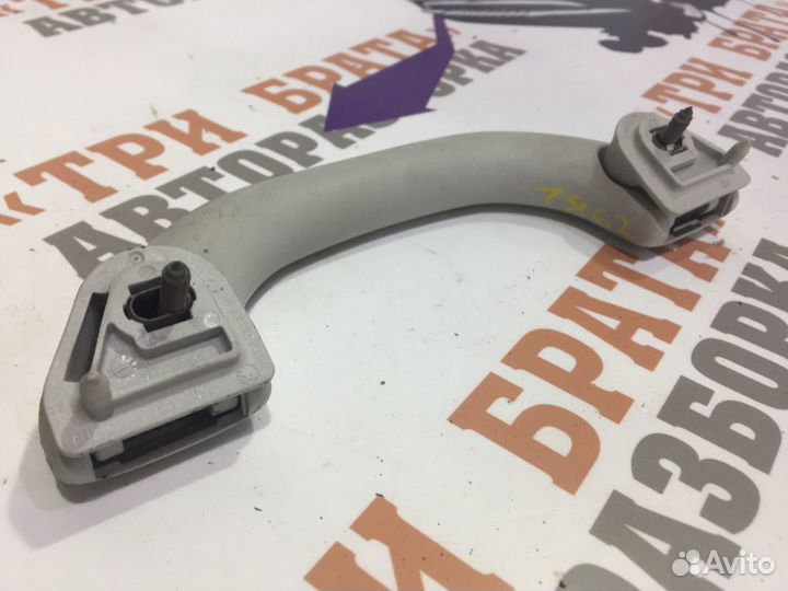 Шкода Фабия Ручка потолочная передняя правая Прав