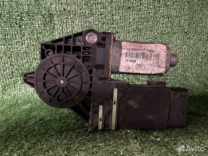 Моторчик стеклоподъёмника передний правый Octavia