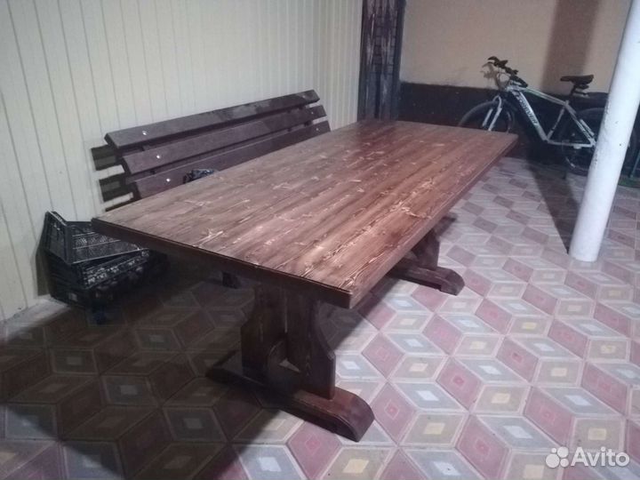 Стол из дерева